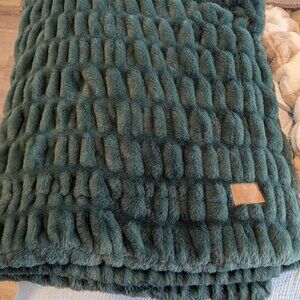 Lola Medium Blanket - Winter Pine